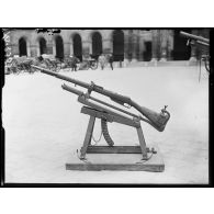 Support et fusil lance-grenades allemand exposé dans la cour des Invalides. [légende d'origine]