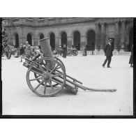 Lance-bombes de 180 mm allemand exposé dans la cour des Invalides. [légende d'origine]