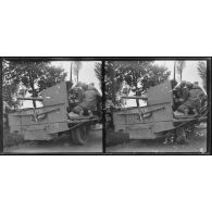 Sains-en-Amiénois, un auto-canon chargé, sur la route près de Sains-en-Amiénoix. [légende d'origine]