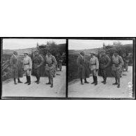 Sains-en-Amiénois, officiers commandant un groupe d'autocanons et d'automitrailleuses. [légende d'origine]