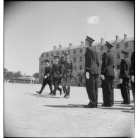 Les écoles militaires : visite de l'école spéciale militaire de Saint-Cyr et de l'école militaire d'infanterie de Saint-Maixent, repliées à Aix-en-Provence, par les élèves officiers de l'école de l'Air.