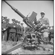 Présentation d'une mitrailleuse de 20 mm modèle 1939 aux élèves officiers de l'Ecole de l'Air.