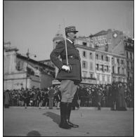 Portrait en plan moyen et en plan américain du général de corps d'armée Henri Dentz, commandant la 15e division militaire (DM) de Marseille (futur haut-commissaire au Levant), lors de la visite du maréchal Philippe Pétain.