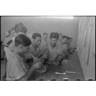Séance d'instruction sur les mines antipersonnel à l'école des cadres d'Hanoï.