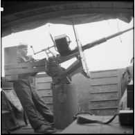 Utilisation d'un canon antiaérien de 20 mm par un marin de la Dinassaut 3 (division navale d'assaut) au cours de l'opération Barbe.