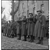 Elèves-gardes sur les rangs lors d'une cérémonie à l'école de la Garde.
