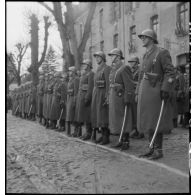 Elèves-gardes sur les rangs lors d'une cérémonie à l'école de la Garde.
