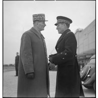 Des généraux attendent l'arrivée du général d'armée Charles Huntziger sur l'aéroport de Marignane.