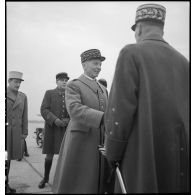 A son arrivée, le général d'armée Charles Huntziger, secrétaire d'Etat à la Guerre, s'entretient avec les officiers généraux venus l'accueillir sur l'aéroport de Marignane.