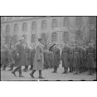 Le général d'armée Charles Huntziger inspecte les écoles de Saint-Cyr et de Saint-Maixent.