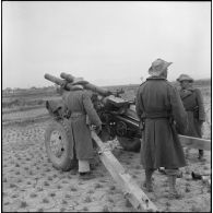 Des artilleurs mettent en batterie un obusier de 105 mm à Huong Canh.