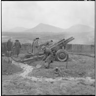 Mise en place d'un obusier de 105 mm M2A1 du régiment d'artillerie coloniale du Maroc (RACM) sur un point d'appui au Tonkin.