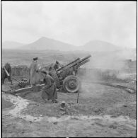 Tir d'un obusier M2A1 de calibre 105 mm du régiment d'artillerie coloniale du Maroc (RACM) sur un point d'appui au Tonkin.
