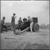 Artillerie en action au bas du poste de Vinh Yen avec les hommes de la 1re batterie du 4e régiment d'artillerie coloniale du Maroc (4e RACM).