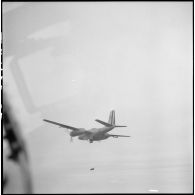 Largage de bombes par des avions Douglas A-26B Invader sur le secteur de Phu My.