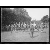 Brie-Comte-Robert (Seine-et-Marne). Fête militaire. Course d'officiers montés sur des mulets. [légende d'origine]