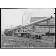 Aciéries de Saint-Chamond. Matériel d'artillerie lourde à grande puissance. Canon de 340 mm monté sur truck. Vue de l'avant. [légende d'origine]