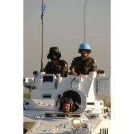 Equipage de marsouins du RMT (régiment de marche du Tchad) sur leur AMX-10 P sur la route de Deir Kifa.