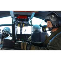 Equipage à bord d'un hélicoptère Panther de la frégate Cassard avec radar de surveillance en patrouille aéronavale.