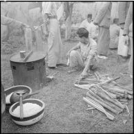 Préparation de la nourriture dans le camp d'internement de nationalistes chinois à Moncay.