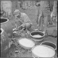 Préparation de la nourriture dans le camp d'internement de nationalistes chinois à Moncay.