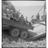 Débarquement difficile du matériel lourd sur les rives Viêt-minh au cours de l'opération Tonneau.