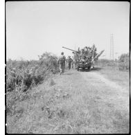 Protection d'une digue avec un canon Bofors 40 mm camouflé sur un véhicule, au cours de l'opération Tonneau.