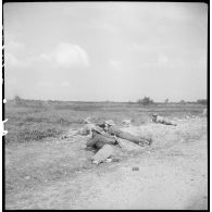 Des légionnaires du 5e REI (régiment étranger d'infanterie) embusqués en position de tir, armés d'une mitrailleuse, au cours d'une opération sur la route entre Hanoï et Haïphong.