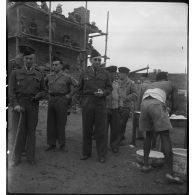Le général Marchand et d'autres officiers devant la boulangerie de campagne du 6e RIC (régiment d'infanterie coloniale) du poste de Phu.