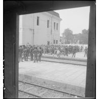 Des nationalistes chinois internés à leur arrivée sur le quai de la gare de Haïphong au cours d'un transfert.