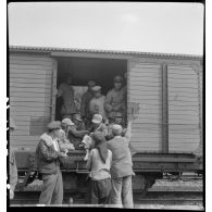 Embarquement à bord d'un train de soldats nationalistes chinois, au cours d'un transfert de Hanoï vers Haïphong où ils vont être internés.