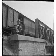 Au cours du transfert vers Haïphong, des soldats nationalistes chinois internés descendent des wagons lorsque le train marque un arrêt.