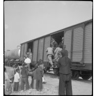Au cours du transfert vers Haïphong, des soldats nationalistes chinois internés descendent des wagons lorsque le train marque un arrêt.