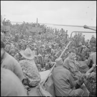 Les troupes franco-vietnamiennes à bord d'un bâtiment de débarquement au cours de l'opération Méduse dans le delta du Tonkin.