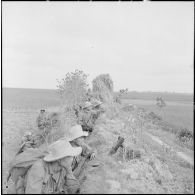 Prise de position de parachutistes du 8e bataillon de parachutistes coloniaux (8e BPC) derrière un digue digue lors de l'opération Méduse.