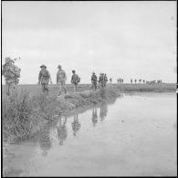 Les troupes franco-vietnamiennes progressent en colonne vers le village d'An Binh au cours de l'opération Méduse.