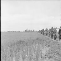 Les troupes franco-vietnamiennes progressent en colonne à travers les rizières en direction du village d'An Binh au cours de l'opération Méduse.