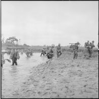 Les troupes franco-vietnamiennes franchissent un passage inondé lors de leur progression vers le village d'An Binh.