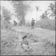 Les  troupes franco vietnamiennes traversent un petite hameau au cours de l'opération Méduse.