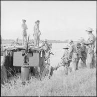 Des vedettes de la Marine aident le bataillon à franchir le fleuve au cours de l'opération Méduse.