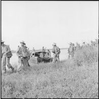 Déploiement des troupes franco-vietnamiennes après le passage du fleuve sur une vedette de la Marine nationale au cours de l'opération Méduse.