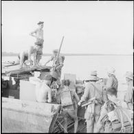 Des vedettes de la Marine nationale aident le bataillon à franchir le fleuve au cours de la progression sur An Binh.