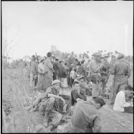 Les troupes franco-vietnamiennes et des civils vietamiens sont regroupés sur une rive au cours de l'opération Méduse, attendant les derniers éléments avant de progresser vers un village.