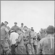 Les troupes franco-vietnamiennes sont regroupées sur une rive au cours de l'opération Méduse, attendant les derniers éléments avant de progresser vers un village.