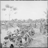 De nombreux suspects ou partisans du Viêt-minh faits prisonniers au cours de l'opération Méduse sont regroupés près du poste de La Tinh sous la surveillance de soldats franco-vietnamiens.