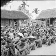 De nombreux suspects ou partisans du Viêt-minh faits prisonniers au cours de l'opération Méduse sont regroupés dans la cour du poste de La Tinh sous la surveillance de soldats franco-vietnamiens, en attendant d'être interrogés.