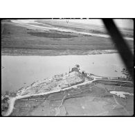 Vol de reconnaissance au dessus d'un poste situé sur les rives du fleuve Rouge dans le delta du Tonkin.