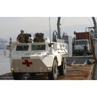 Débarquement d'un VAB SAN (véhicule de l'avant blindé sanitaire) d'une barge de l'armée libanaise sur un quai du port de Beyrouth.