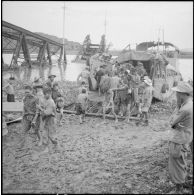 Débarquement de prisonniers et blessés viêt-minhs à l'aide d'un LCM sur la rive droite du Day.