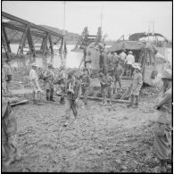 Débarquement de prisonniers et blessés viêt-minhs à l'aide d'un LCM sur la rive droite du Day.